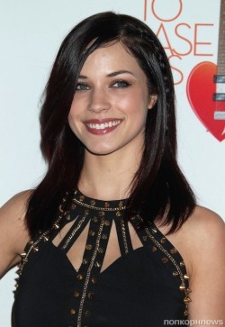 Alexis Knapp - bio and intersting facts about personal life.