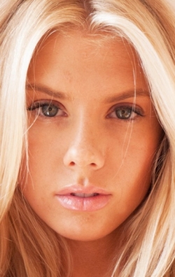 Charlotte McKinney - bio and intersting facts about personal life.