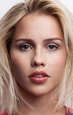 Claire Holt - bio and intersting facts about personal life.