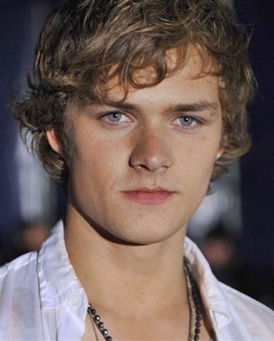 Finn Jones - bio and intersting facts about personal life.