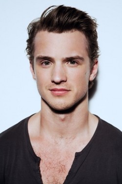 Freddie Stroma - bio and intersting facts about personal life.