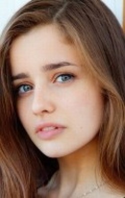Holly Earl - bio and intersting facts about personal life.