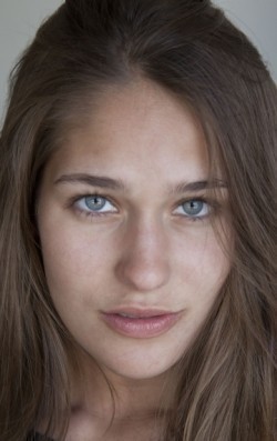 Recent Lola Kirke pictures.