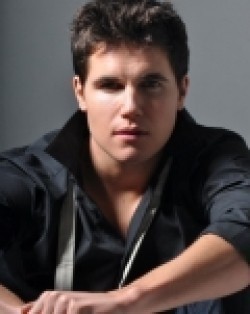 Robbie Amell pictures