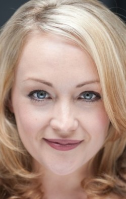 Victoria Elliott - bio and intersting facts about personal life.